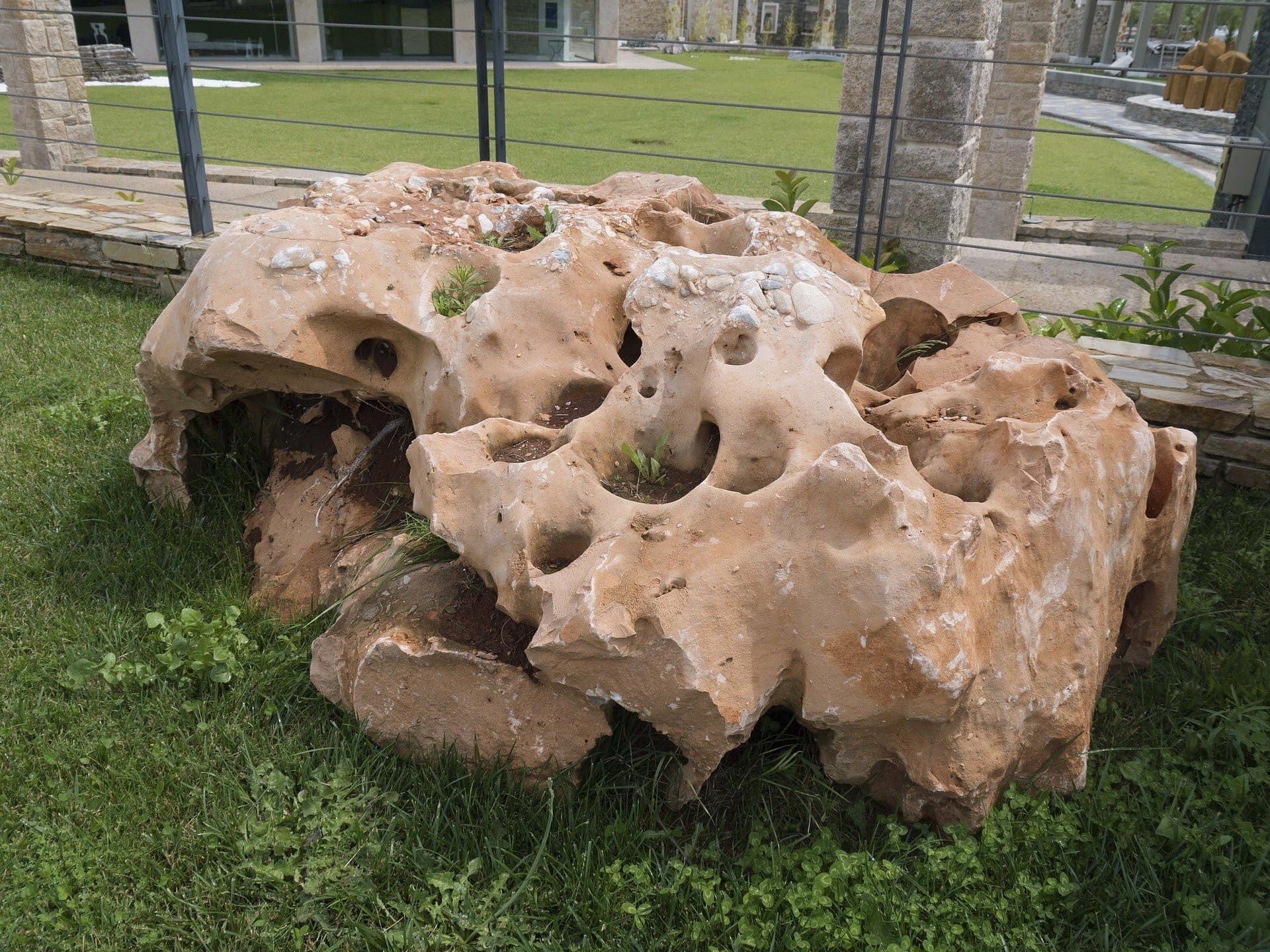 Vápenec dierovaný V55 solitérny kameň - thumbnail 3