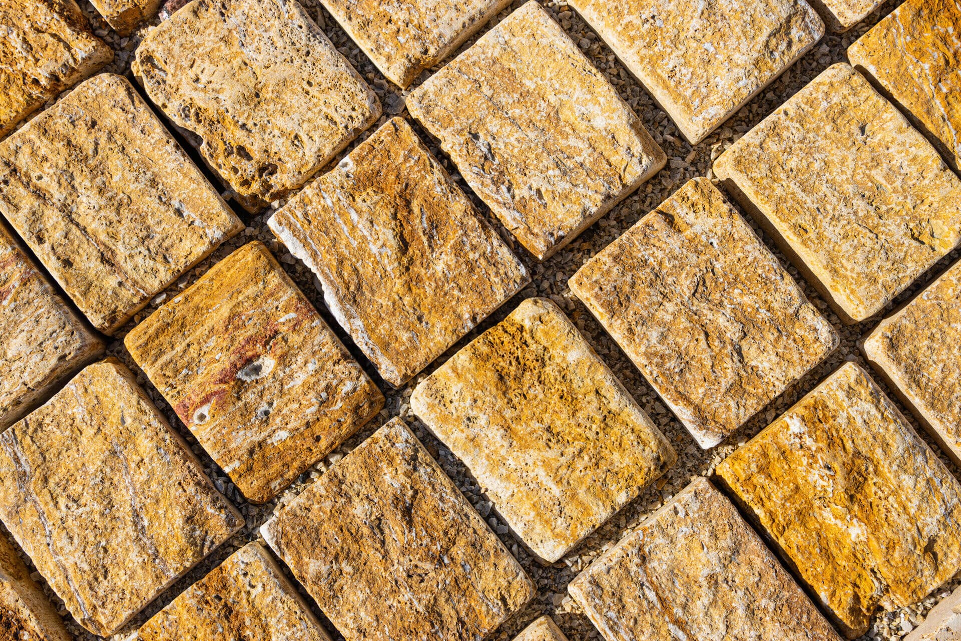 ATR26 Travertín kocka 7,5-8x10x10cm,zlatá - thumbnail 3